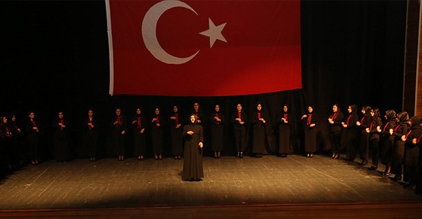 'Ellerinde Şiir Var” ayakta alkışlandı