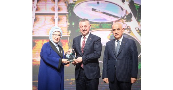 Emine Erdoğan'dan Başkan Büyükakın'a teşekkür plaketi