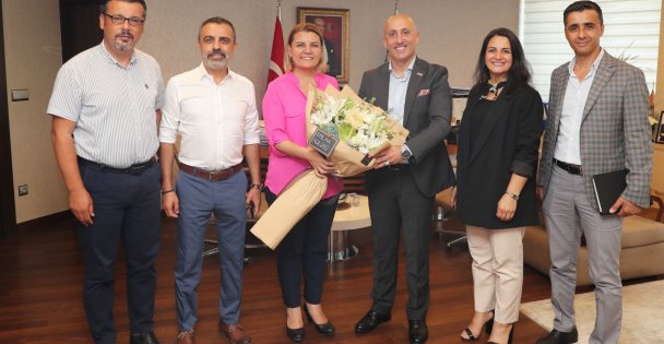 Emlak Kulübü Yönetimi'nden başkan Hürriyet'te ziyaret İzmit'teki emlakçıların sorununu dile getirdiler