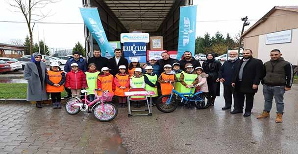 En sevdikleri oyuncaklarını Suriyeli kardeşlerine gönderdiler