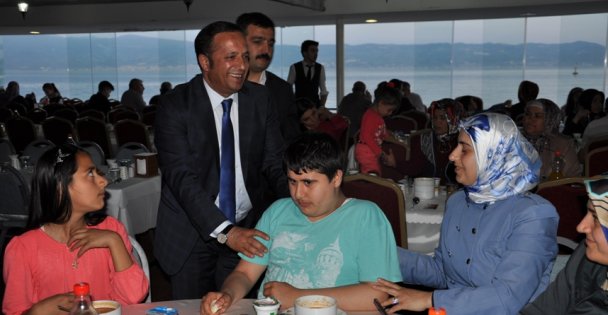 Engelli ve aileleriyle bir araya geldi