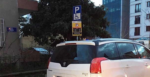 Engelli yerine park etti!