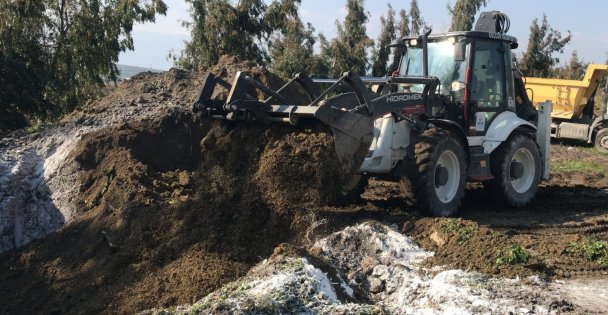 Enkaz altında telef olan hayvanlar hastalık riskine karşı gömüldü