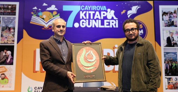Erbaş, Çayırovalı sevenleriyle kitap günlerinde buluştu