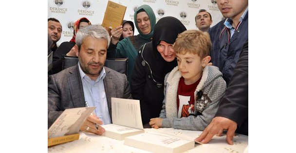 Ergün, 'Adım Adım Siyaset' kitabını imzaladı