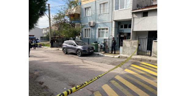 Eşini bıçaklayarak öldürdükten sonra kendini yaraladı