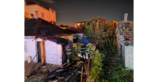 Evde Çıkan Yangında 2 Kişi Hastaneye Kaldırıldı
