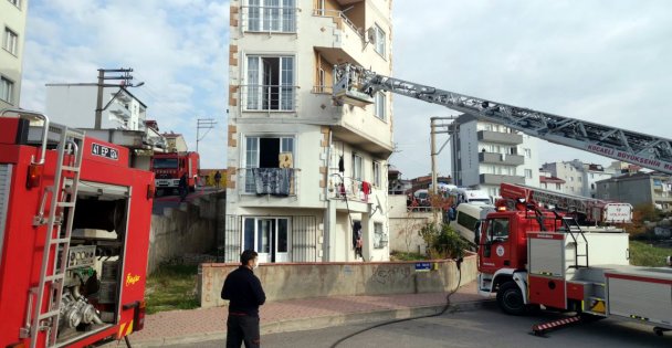 Evde çıkan yangında 7 kişi dumandan etkilendi