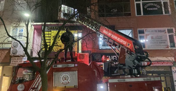 Evden kaçıp çatıda mahsur kalan kediyi itfaiye kurtardı
