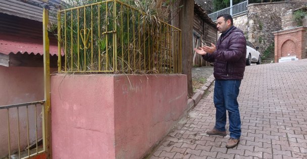 Evin önündeki gizemli türbe merak uyandırıyor   (VİDEOLU HABER)