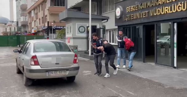 Evinin Bahçesinde Ailesiyle Oturan Adama Dehşeti Yaşatmışlardı, Yakalandılar