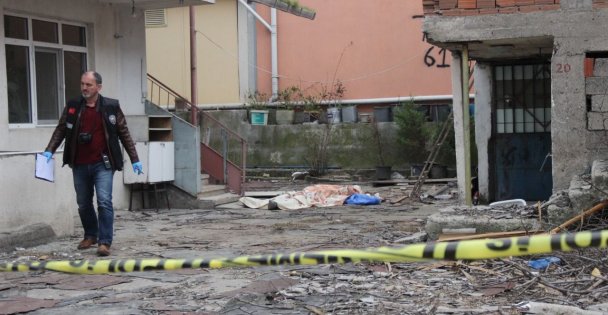 Evinin Çatısından Düştü Hayatını Kaybetti