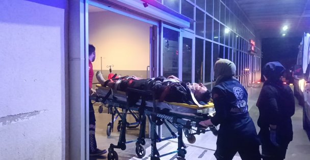 Fabrika işçisinin üzerine demir kapak düştü