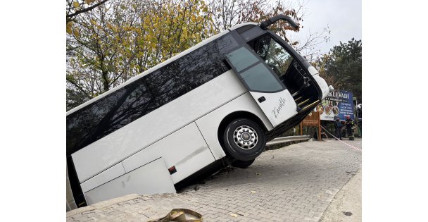 Facianın eşiğinden dönüldü: Tur otobüsü şarampole düştü