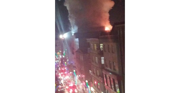 Fatih Caddesindeki bir binada yangın çıktı
