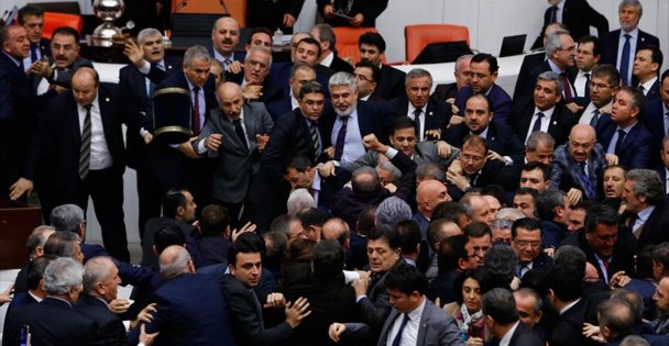 FATİH ŞAHİN'E KİM YUMRUK ATTI!