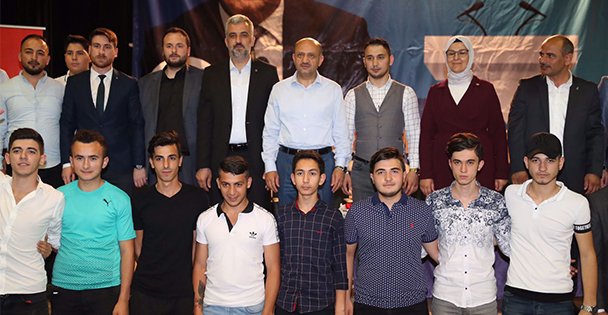 Fikri Işık, AK Parti'ye Katılan Gençlere Rozetlerini Taktı