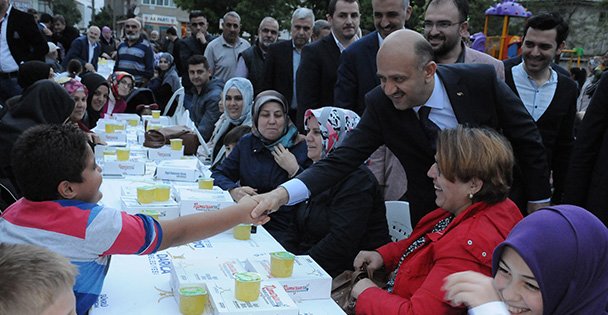 Fikri Işık, vatandaşla iftar yaptı