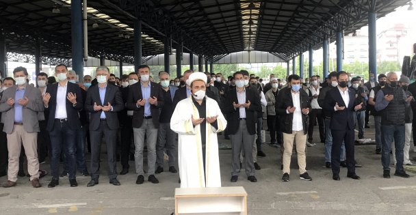 Filistinli şehitler için gıyabi cenaze namazı kılındı