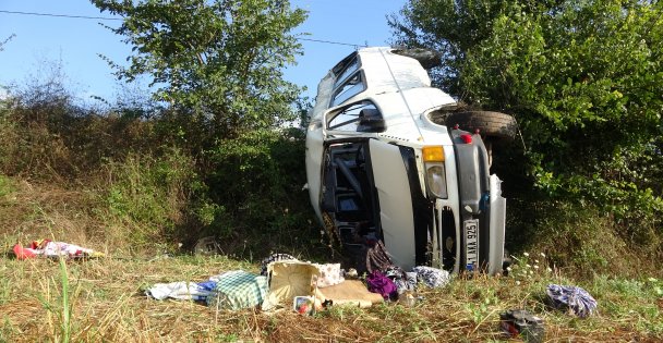 Fındık işçilerini taşıyan minibüs devrildi: 7 yaralı