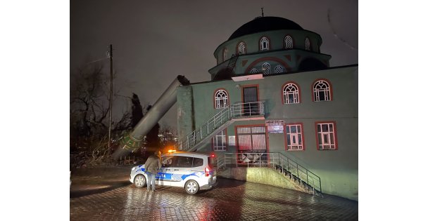Fırtına nedeniyle iki caminin minaresi zarar gördü