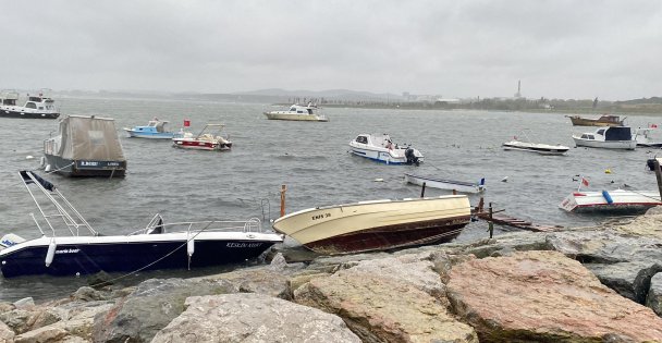 Fırtınaya Dayanamayan Tekneler Karaya Vurdu