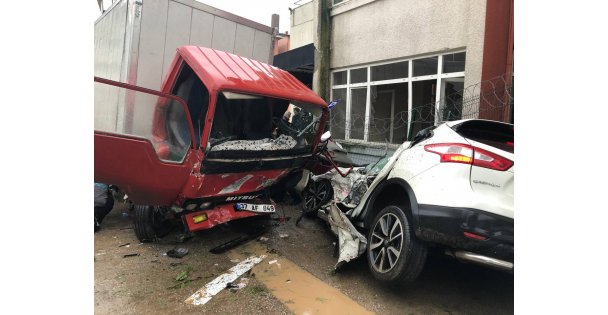 Freni Arızalanarak Park Halindeki Araçlara Çarpan Kamyonetteki 2 Kişi Yaralandı