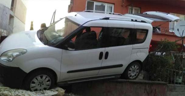 Freni boşalan araç bahçeye girdi