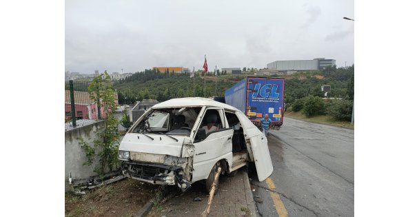 Freni Boşalan Battaniye Yüklü Tır, Park Halindeki Araçlara Çarptı