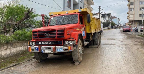 Freni boşalan kamyon dehşet saçtı: Yaşlı adam feci şekilde can verdi