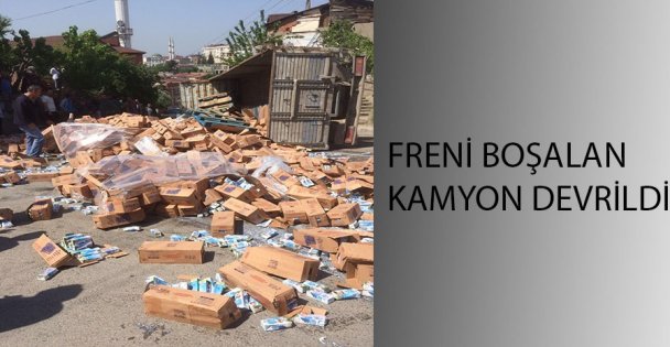 FRENİ BOŞALAN KAMYON DEVRİLDİ