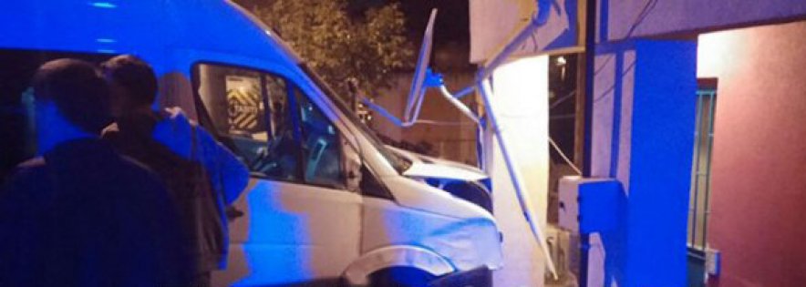 Freni boşaldı, eve girdi!