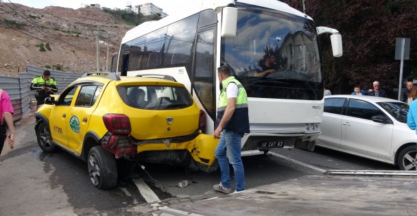 Freni patlayan midibüs 5 aracın arasına daldı: 2 yaralı