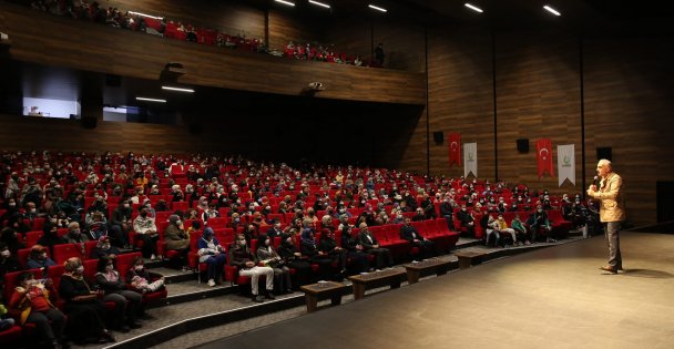 Fuarda Bekir Develi Kitaplarını İmzaladı
