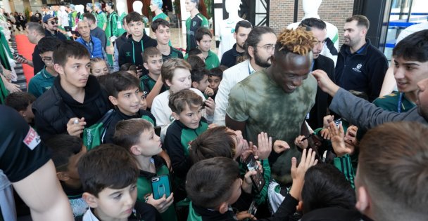 Galatasaray maçının yıldız ismi yeşil-siyahlı taraftarlarla buluştu;  Dan Agyei, Kocaeli Spor Tarihi Sempozyumunda