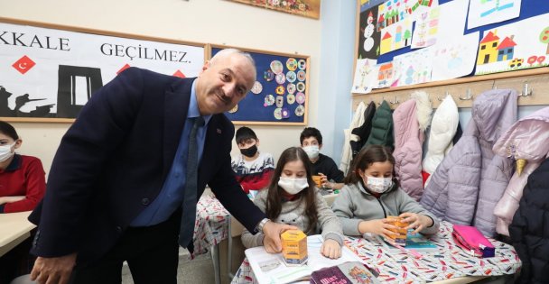 Gebze Belediyesinden Çocuklara Hediye Kumbara