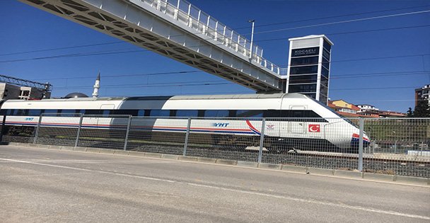 Gebze demiryolu yaya köprüsü tamamlanıyor