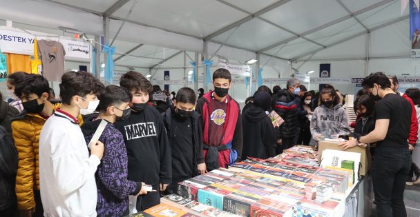 Gebze Kitap Fuarı Gençlerin Akınına Uğruyor