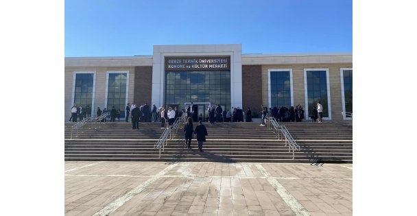 Gebze Teknik Ünüversitesinde Mezuniyet Coşkusu