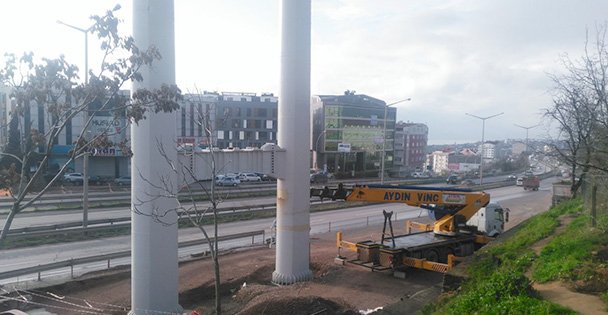 Gebze yaya köprüsünün ayakları dikiliyor