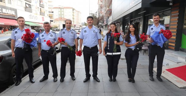 GEBZE ZABITASINDAN ESNAFA ÇİÇEK TAKDİMİ