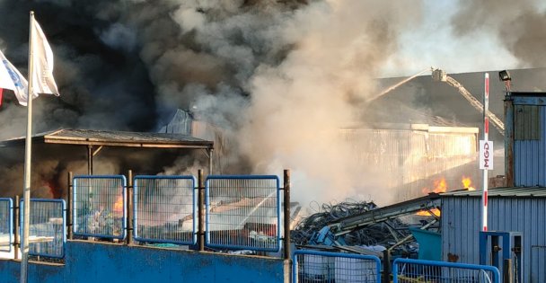 Gebze'de 2 çalışanın yaralandığı fabrikada yangını söndürülmeye çalışılıyor