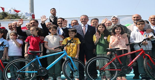 Gebze'de 8 bin 500 öğrenciye bisiklet hediye edildi