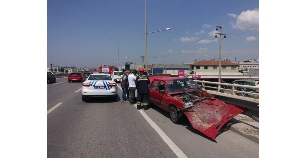 Gebze'de bariyere çarpan otomobilin sürücüsü yaralandı
