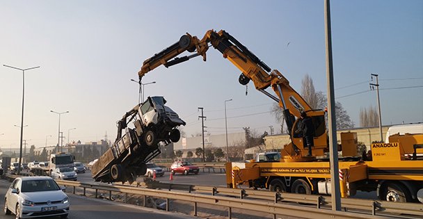 Gebze'de bariyerlere çarpan kamyonun sürücüsü yaralandı