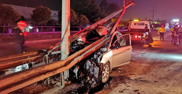 Gebze'de bariyerlere çarpan otomobildeki 3 kişi yaralandı