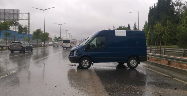 Gebze'de bariyerlere çarpan panelvanın sürücüsü yaralandı