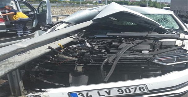 Gebze'de bariyerlere çarptı!
