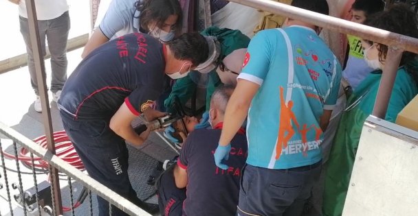 Gebze'de başı bebek arabasına sıkışan çocuğu itfaiye kurtardı