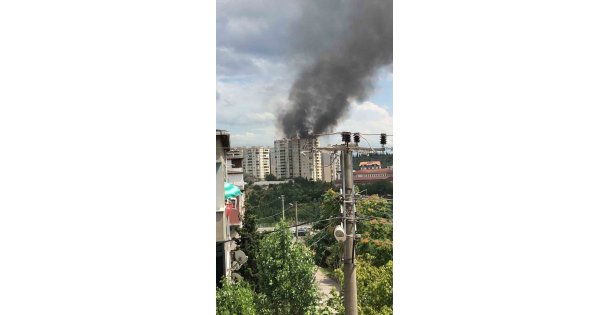 Gebze'de bina çatısı alevlere teslim oldu